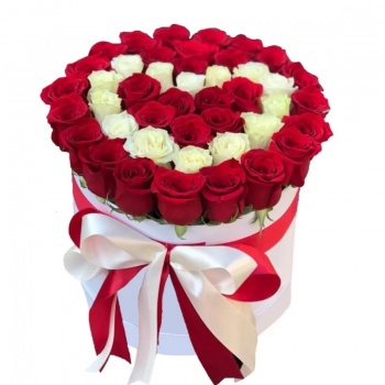 Сердце из 45 красных и белых роз в коробке