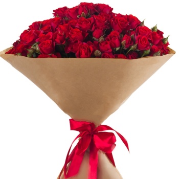 Букет из 25 красных кустовых роз в крафте