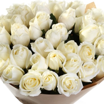 Букет из 31 белой розы в крафте