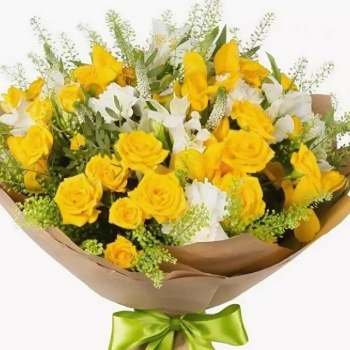 Букет из желтой кустовой розы,белой хризантемы и альстромерии